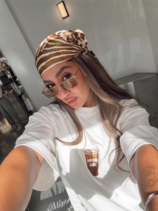 Style selfie d'une femme en t-shirt blanc imprimé Coffee avec foulard rayé