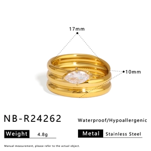 Detailansicht eines dreilagigen Edelstahlrings mit Goldbeschichtung und Marquise-Zirkonia