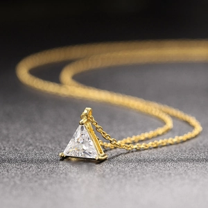 Klassische vergoldete Halskette mit dreieckigem Zirkonia Anhänger und feiner Kette