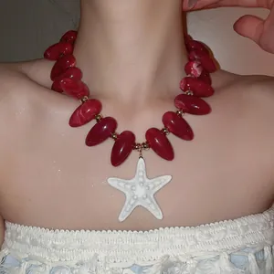 Acrylperlen-Halskette mit Seestern-Anhänger und Marmorstruktur für den Strandurlaub-Look