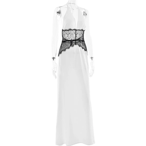 Detail eines eleganten weißen Satin-Maxikleides mit V-Ausschnitt und schwarzer Spitzentaille