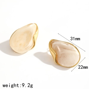 Detailansicht der Tropfenohrringe aus Resin mit Maßen 31mm x 22mm und Gewicht 9.2g