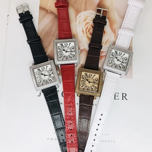 Detalle de relojes cuadrados con diamantes y correas de cuero de cocodrilo en cuatro colores