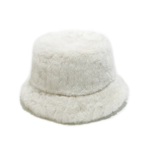 Détail de la texture douce en fausse fourrure blanche de ce chapeau bob d'hiver pour femme