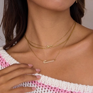 Collana a doppio strato in acciaio al titanio dorato con ciondolo love e spilla di cristalli