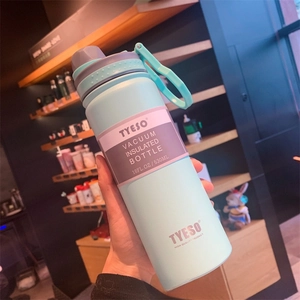 Detail of 530ml stainless steel insulated bottle with matte finish and tri-color cap