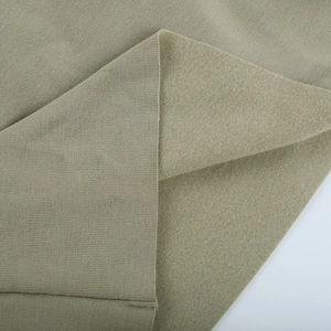 Makro-Detail von olivgrünem Strickstoff mit glatter Textur und weichem Fleecefutter