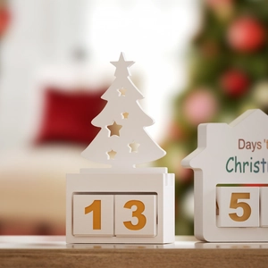Gros plan du calendrier de l'Avent en bois blanc avec des chiffres de compte à rebours