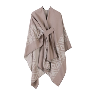 Eleganter beiger und khakifarbener Strickponcho mit geometrischem Muster und Bindegürtel