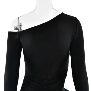 Detail des schwarzen One-Shoulder-Langarmkleides mit Knotendesign und geraffter Seite