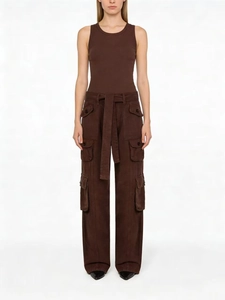 Détail d'un pantalon cargo large marron foncé à coupe ample avec poches fonctionnelles