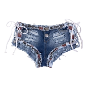 Dettaglio di pantaloncini di jeans blu con strappi e lacci bianchi regolabili laterali