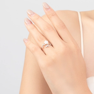 S925 sterling silver camellia ring featuring white shell petals and sparkling diamonds