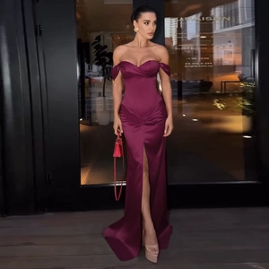 Robe de soirée en satin bordeaux à épaules dénudées avec fente haute et décolleté cœur