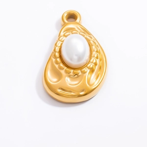 Détail du pendentif goutte dorée martelée avec incrustation d'une perle ovale