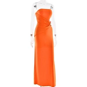 Vue détaillée d'une robe maxi orange sans bretelles avec fronces et boucle décorative