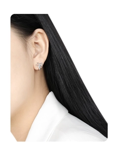Side view detail of a model wearing a minimalist silver bow-shaped S925 sterling silver earring