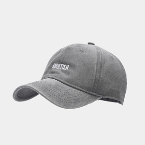 Vue détaillée latérale d'une casquette en coton lavé avec broderie blanche Adultish
