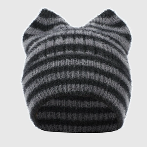 Gestreifte Strickmütze mit Katzenohren aus grau-schwarzem Mohair für warme Wintertage