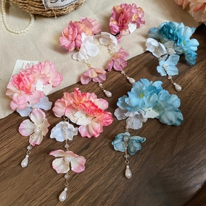 Pinces à cheveux florales élégantes avec longs pompons et perles en tissu de soie