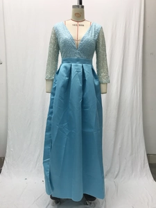 Détail de la robe de soirée bleu clair avec corsage en dentelle à paillettes et jupe satinée