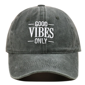 Detail der weißen Good Vibes Only Stickerei auf verwaschener dunkelgrauer Baumwollkappe