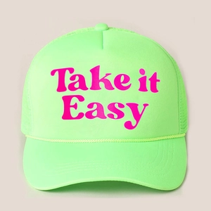 Détail de la casquette trucker vert néon avec texte rose Take it Easy et cordon