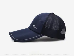 Détail de la casquette sport en maille respirante bleu foncé avec bord de visière réfléchissant