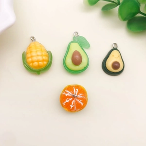 Detailansicht der Harzanhänger mit Fruchtmotiven wie Avocado und Mais für DIY-Schmuck