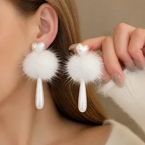 Orecchini Pendenti Eleganti A Cuore Con Perla Artificial Sintetica E Pompon Con Perno In Argento Sterling 925 Per Donna