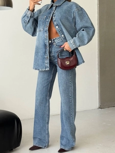 Vue complète de la chemise en jean bleue et du jean taille haute avec accessoires bordeaux