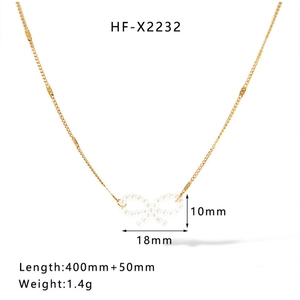 Détail du pendentif nœud doré en perles avec dimensions de 18mm sur fond blanc