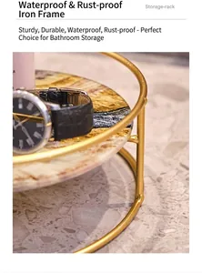 Detalle del marco de hierro dorado y bandeja de mármol para organización de baño
