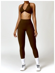 Détail du haut de yoga licou marron et de l'ensemble de leggings taille haute