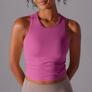 Détails des coutures et du tissu élastique sur un débardeur de yoga violet