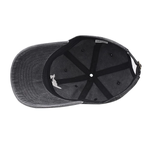 Detalle de gorra de algodón lavado gris que muestra la estructura y la banda