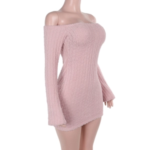 Vue latérale de la robe courte rose en maille duveteuse sur mannequin coupe ajustée