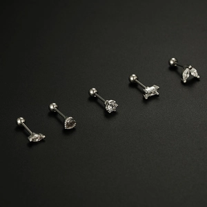 Fünfteiliges Set aus silbernen Edelstahl-Piercings mit Zirkonia-Herz- und Blattformen