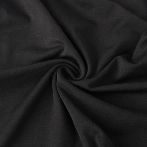 Vue détaillée de la texture du tissu en maille noire avec plis souples et fibres fines