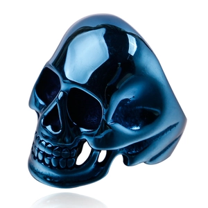 Dettaglio anello teschio vintage in blu metallizzato con stile gotico e punk