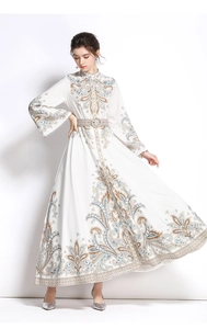Dettaglio vestito lungo con stampa vintage, maniche lunghe e cintura intrecciata