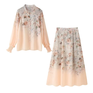 Ensemble deux pièces rose pour femme avec chemise en mousseline fleurie et jupe assortie