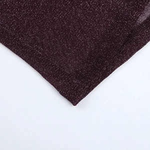 Vista macro del tessuto viola scintillante e dettaglio delle doppie cuciture rifinite