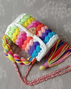 Detail der handgefertigten Häkeltasche in Regenbogenfarben mit Goldverschluss