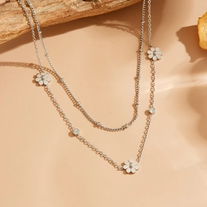 Collier double couche argenté avec pendentifs fleurs et accents de cristal blanc