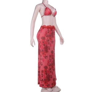 Détail du haut de bikini à fleurs rouges et jupe longue en dentelle sur mannequin