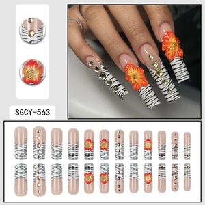 Faux ongles cercueil longs avec rayures zébrées, fleurs 3D et strass dorés brillants