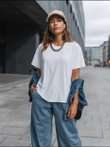 Κοντινό πλάνο λευκού βαμβακερού T-shirt με στρογγυλή λαιμόκοψη και χαλαρή γραμμή με πεσμένους ώμους
