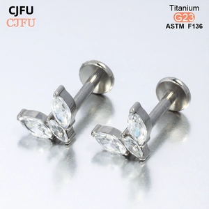 Vue détaillée d'un piercing labret en titane G23 avec des pierres de zircon marquise
