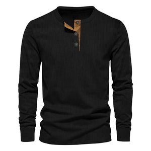 Detailansicht eines schwarzen Herren-Henley-Shirts mit braunem Kontrastkragen und Knöpfen
